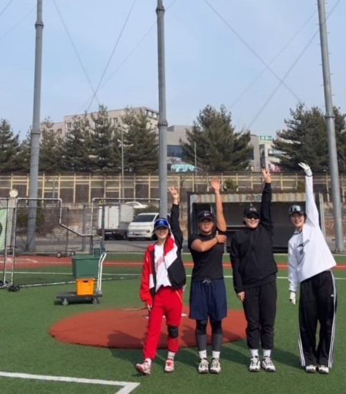 노란 수영복에 섹시한 몸매 어필하는 존예 처자