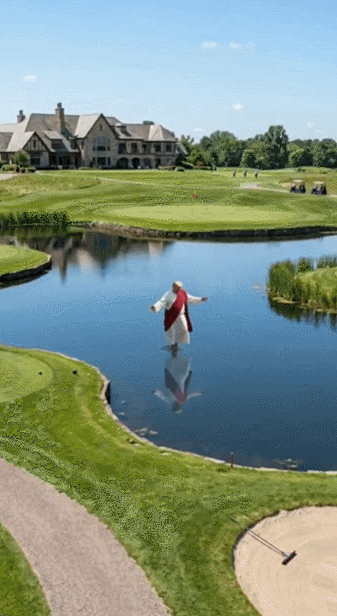 트럼프 대통령이 물 위를 걸은 뒤 골프를 치는 모습. 엑스(X·옛 트위터) 갈무리