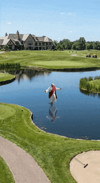 트럼프 대통령이 물 위를 걸은 뒤 골프를 치는 모습. 영상=엑스(X·옛 트위터) 갈무리