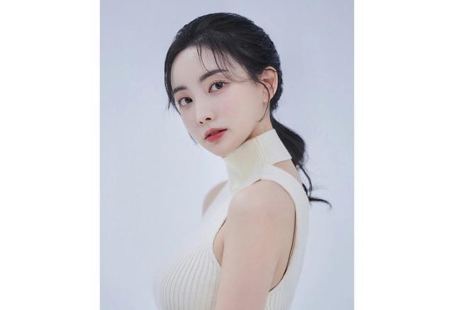 노란 수영복에 섹시한 몸매 어필하는 존예 처자