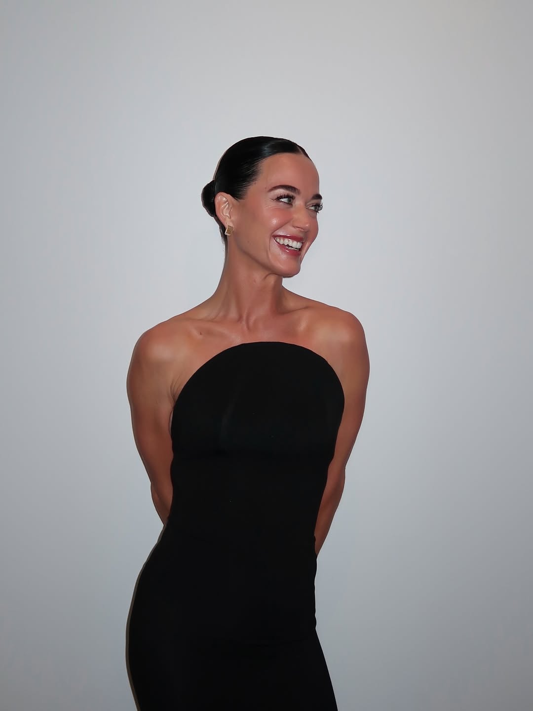 노란 수영복에 섹시한 몸매 어필하는 존예 처자