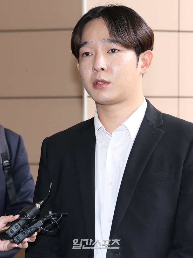 노란 수영복에 섹시한 몸매 어필하는 존예 처자