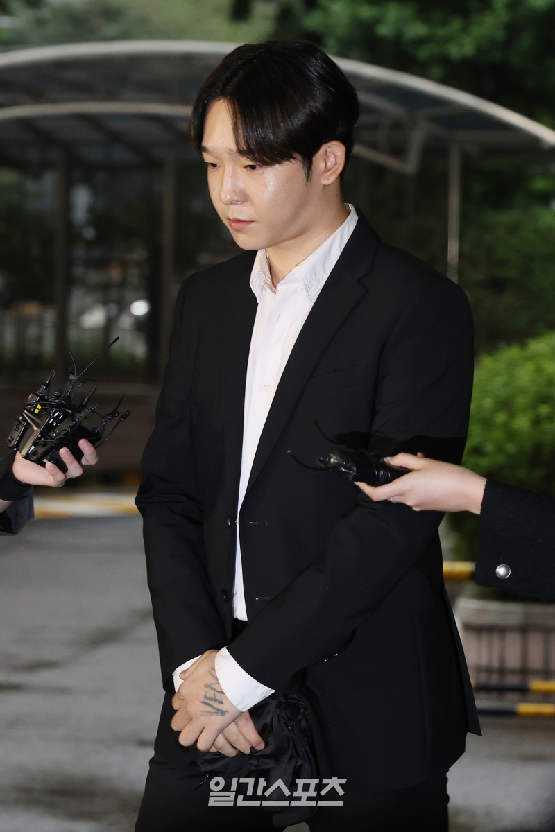 노란 수영복에 섹시한 몸매 어필하는 존예 처자