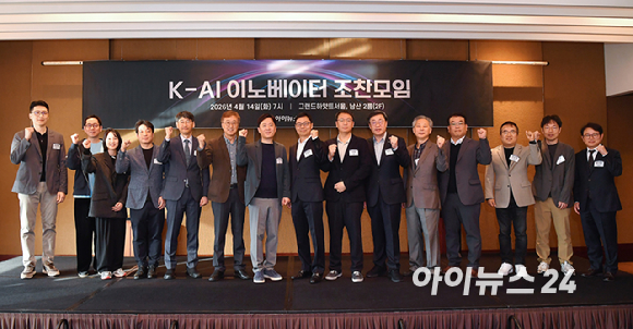 2026 K AI 이노베이터 조찬모임 단체사진에 참석한 박윤규 원장 | 박윤규 정보통신산업진흥원장 프로필 사진 30