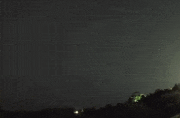 13일 새벽 0시 30분 경(현지시간) 대기권에서 불타는 유성으로 추정되는 화구가 영국 전역에서 포착됐다. [영국 엠블턴 카메라 캡처]