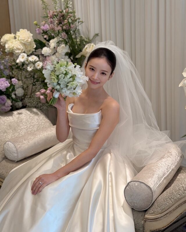 노란 수영복에 섹시한 몸매 어필하는 존예 처자