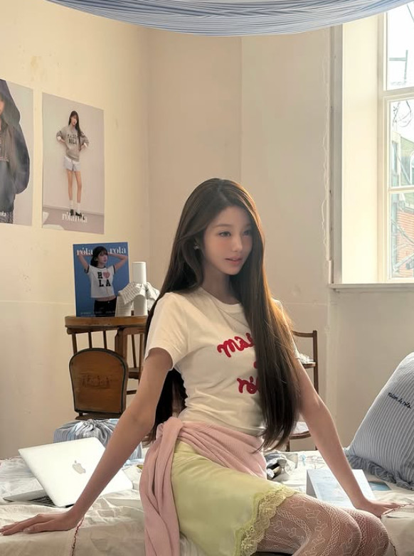 노란 수영복에 섹시한 몸매 어필하는 존예 처자