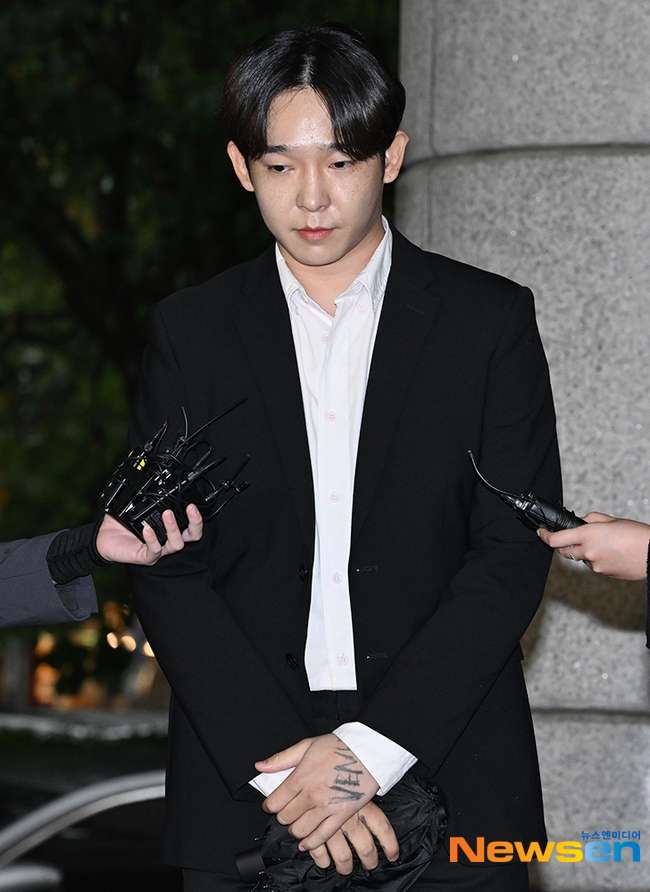 노란 수영복에 섹시한 몸매 어필하는 존예 처자