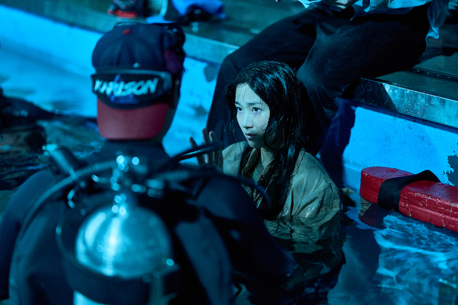 노란 수영복에 섹시한 몸매 어필하는 존예 처자