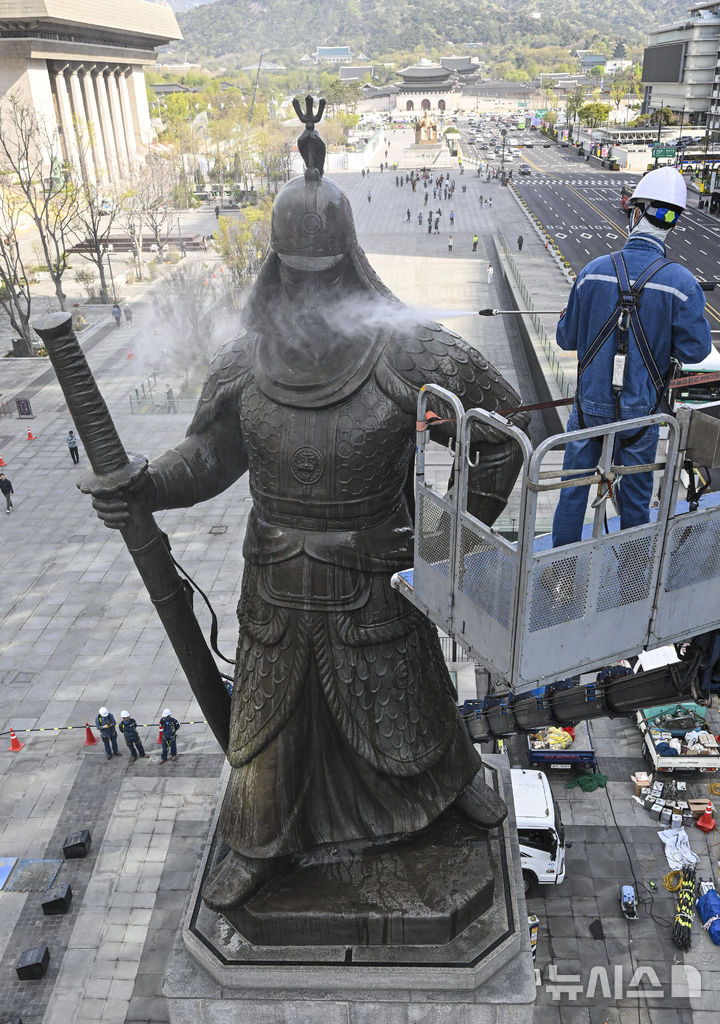 이순신 장군 동상 세척