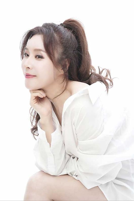 노란 수영복에 섹시한 몸매 어필하는 존예 처자