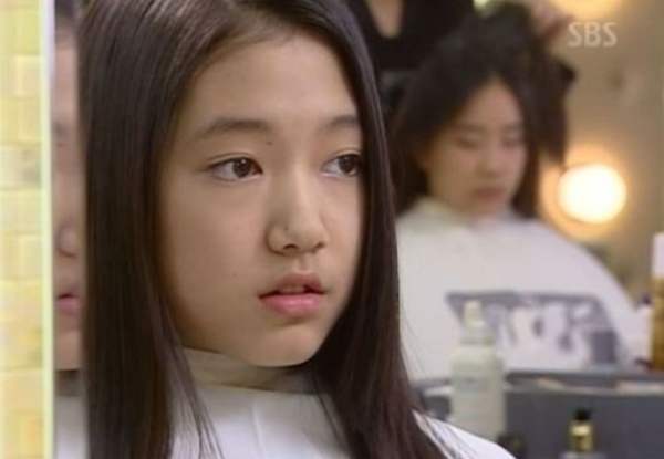 노란 수영복에 섹시한 몸매 어필하는 존예 처자