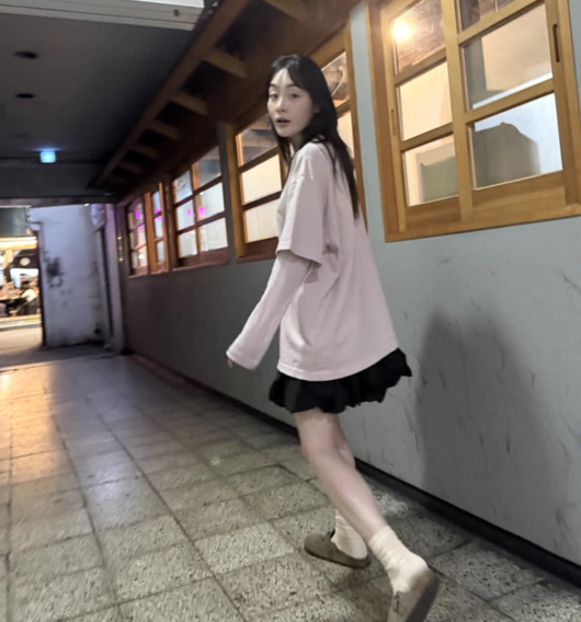 노란 수영복에 섹시한 몸매 어필하는 존예 처자