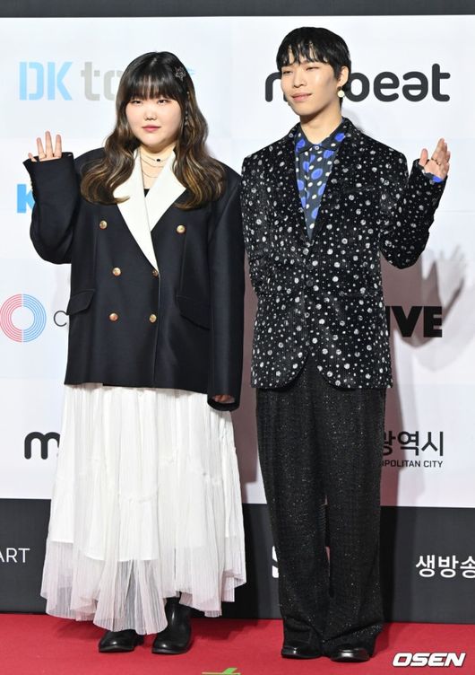 노란 수영복에 섹시한 몸매 어필하는 존예 처자