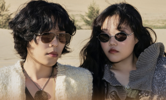 노란 수영복에 섹시한 몸매 어필하는 존예 처자