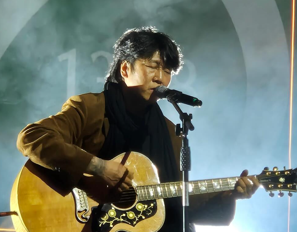 노란 수영복에 섹시한 몸매 어필하는 존예 처자