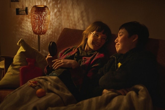 노란 수영복에 섹시한 몸매 어필하는 존예 처자