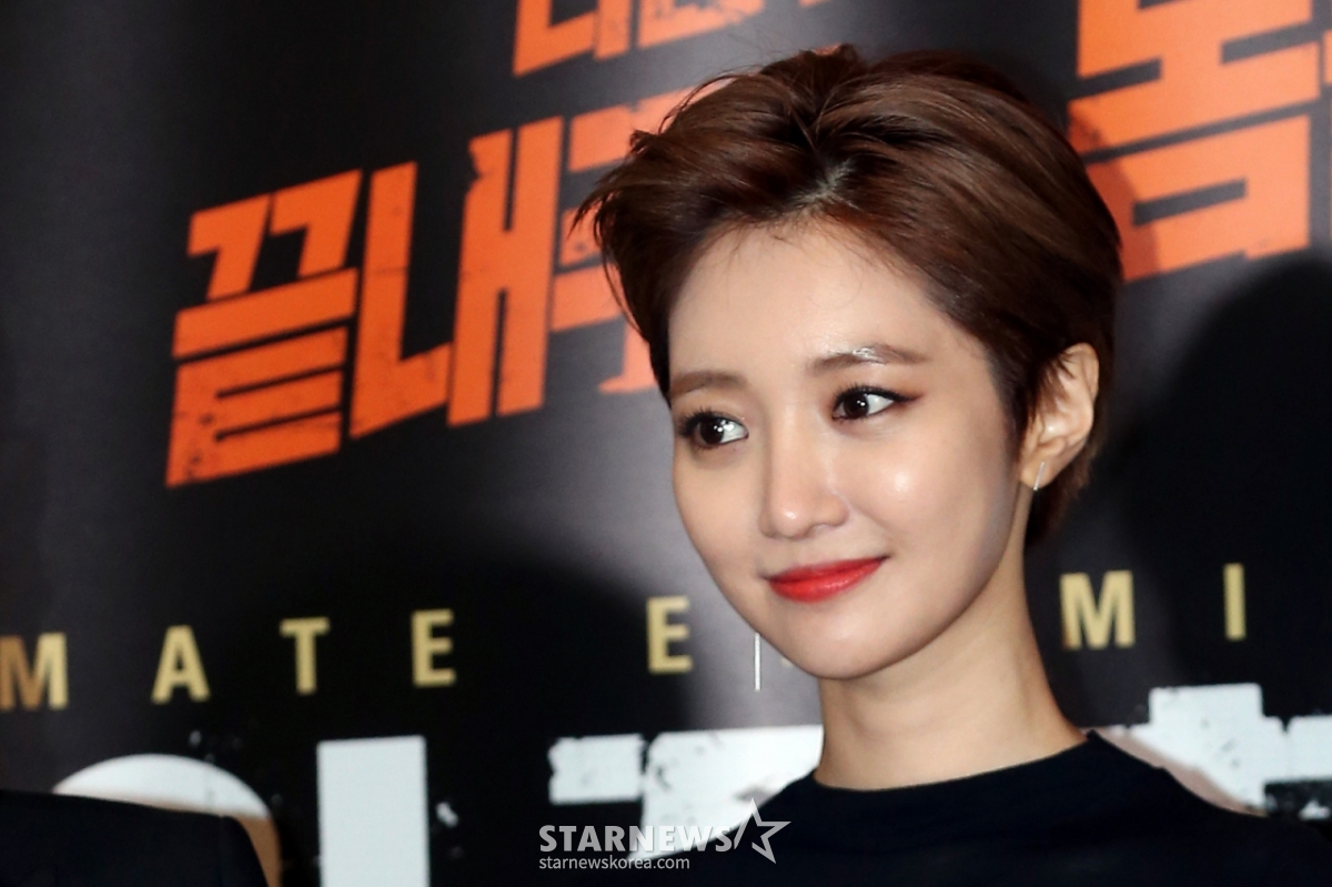 노란 수영복에 섹시한 몸매 어필하는 존예 처자