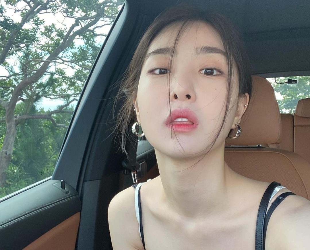 노란 수영복에 섹시한 몸매 어필하는 존예 처자