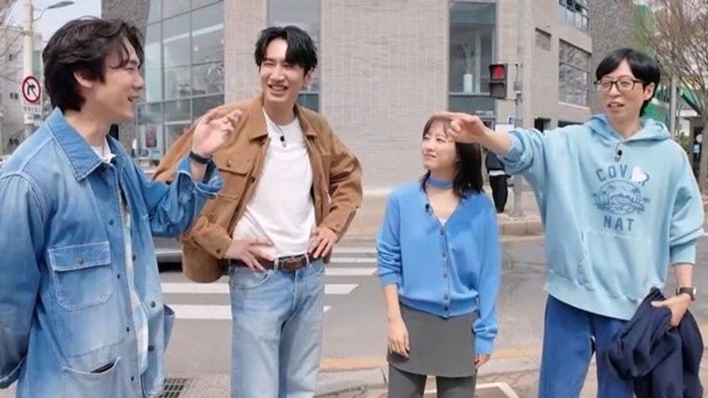 노란 수영복에 섹시한 몸매 어필하는 존예 처자