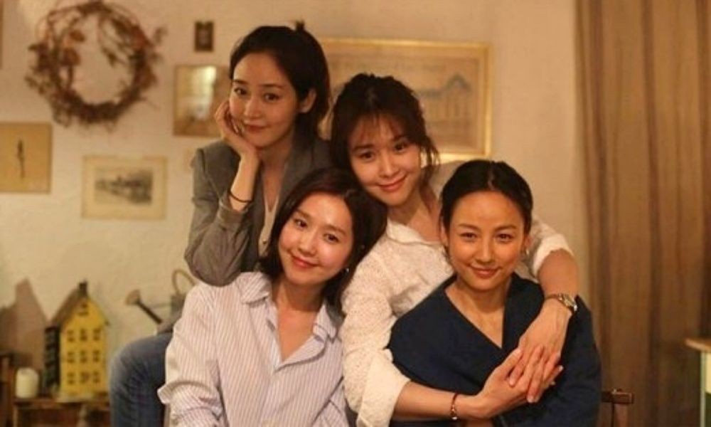 노란 수영복에 섹시한 몸매 어필하는 존예 처자