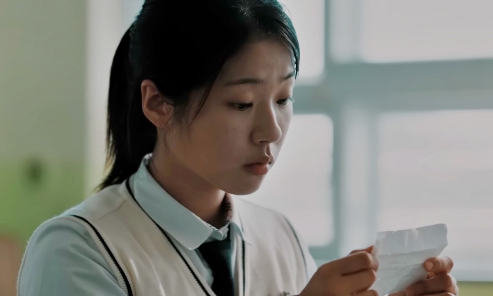 노란 수영복에 섹시한 몸매 어필하는 존예 처자