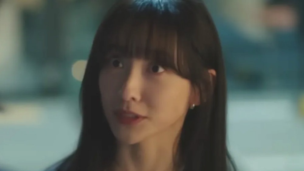 노란 수영복에 섹시한 몸매 어필하는 존예 처자