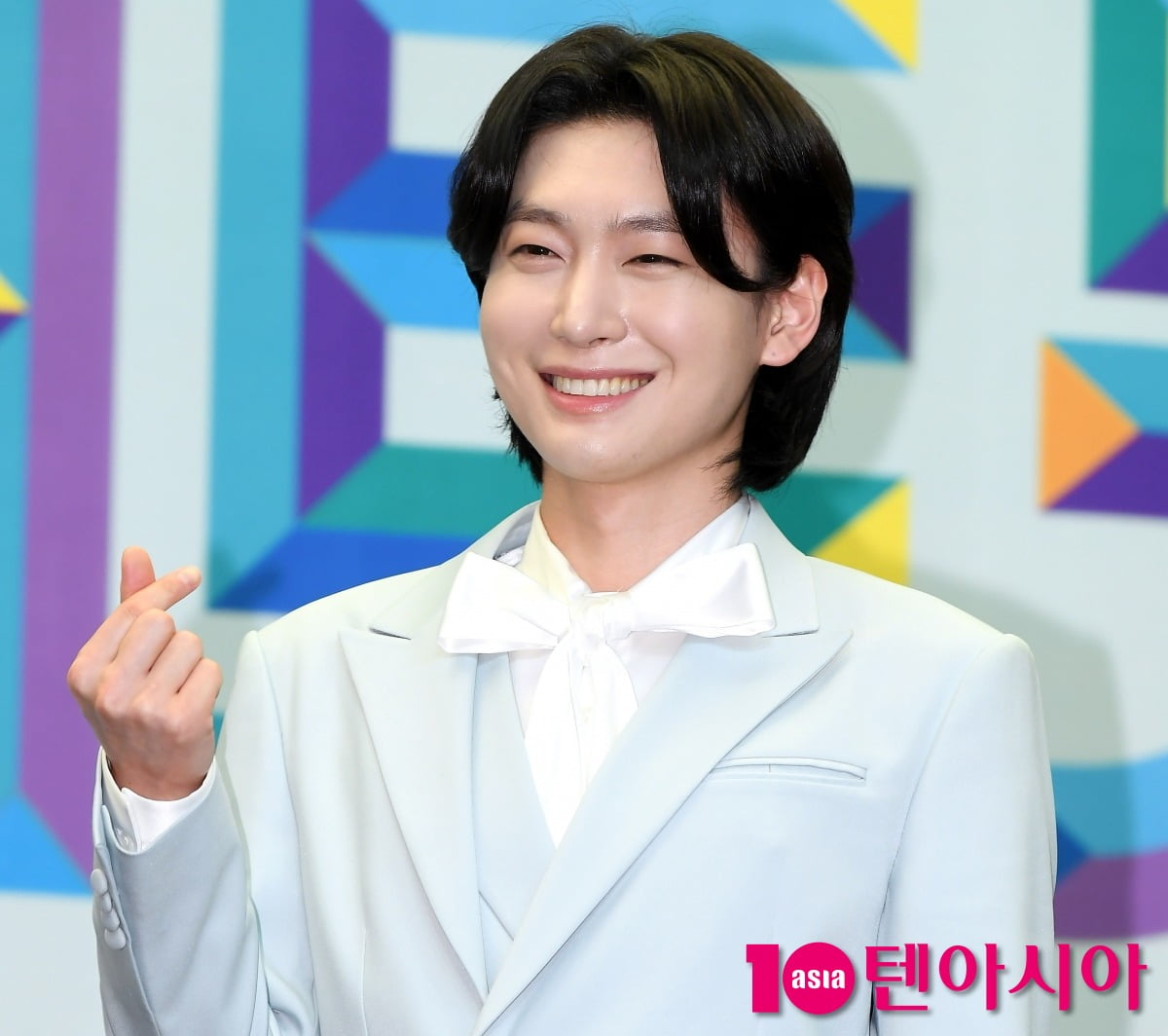 노란 수영복에 섹시한 몸매 어필하는 존예 처자