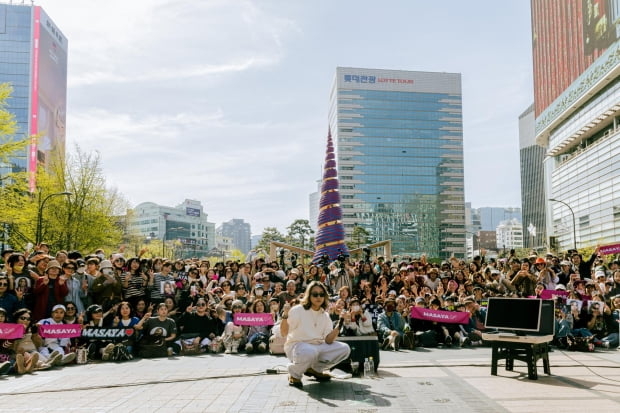 노란 수영복에 섹시한 몸매 어필하는 존예 처자