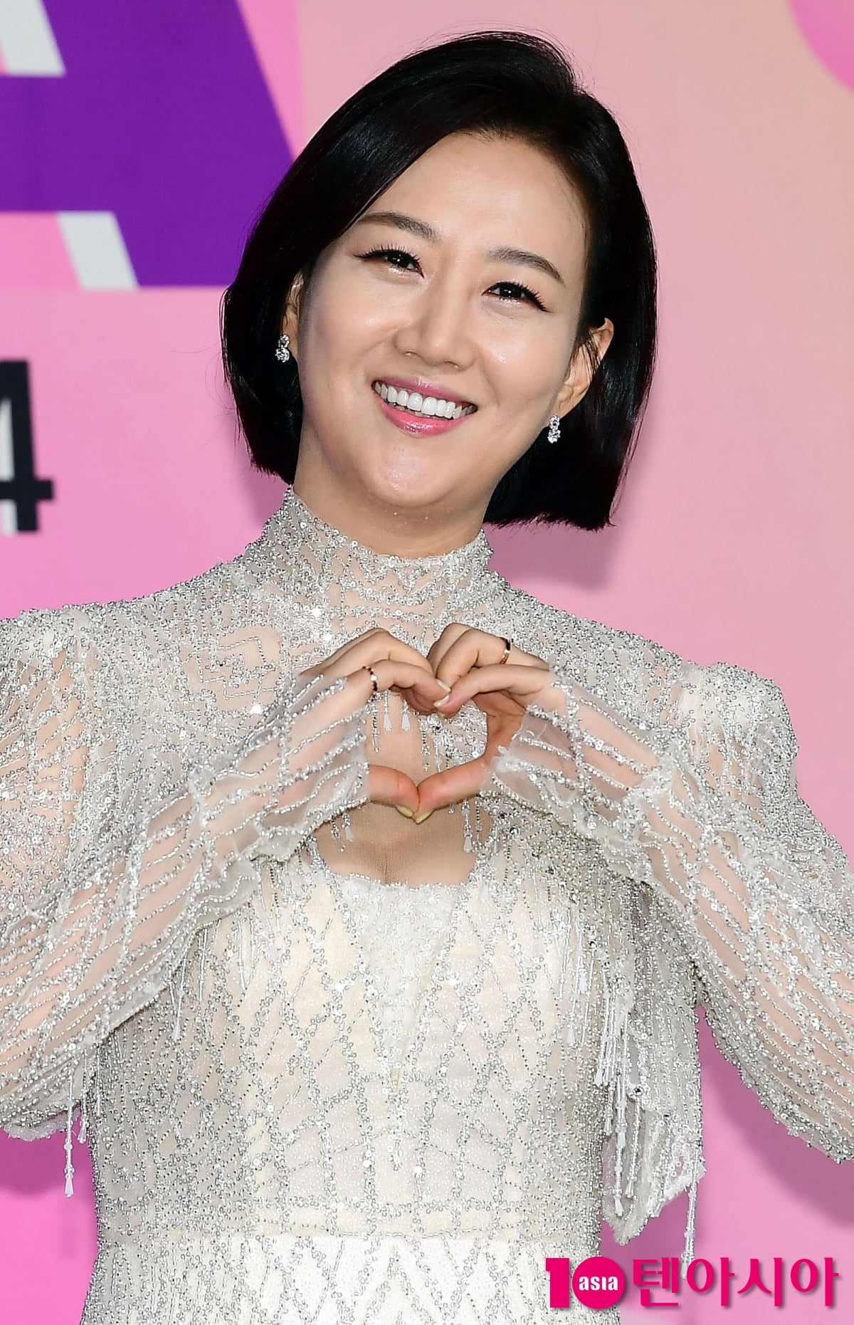 노란 수영복에 섹시한 몸매 어필하는 존예 처자