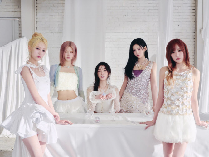 노란 수영복에 섹시한 몸매 어필하는 존예 처자