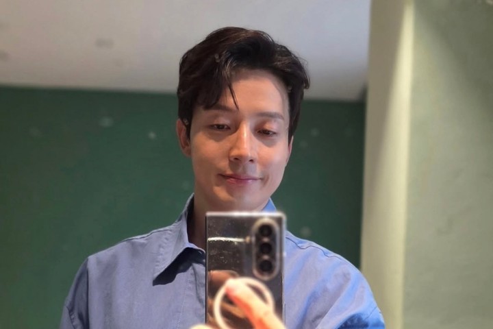 노란 수영복에 섹시한 몸매 어필하는 존예 처자