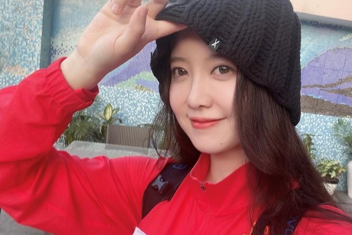 노란 수영복에 섹시한 몸매 어필하는 존예 처자