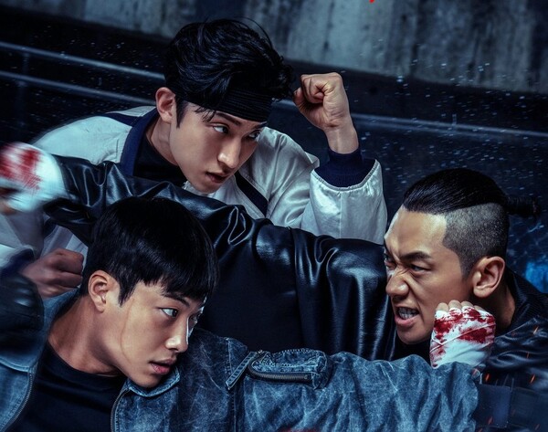 노란 수영복에 섹시한 몸매 어필하는 존예 처자