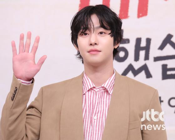 노란 수영복에 섹시한 몸매 어필하는 존예 처자