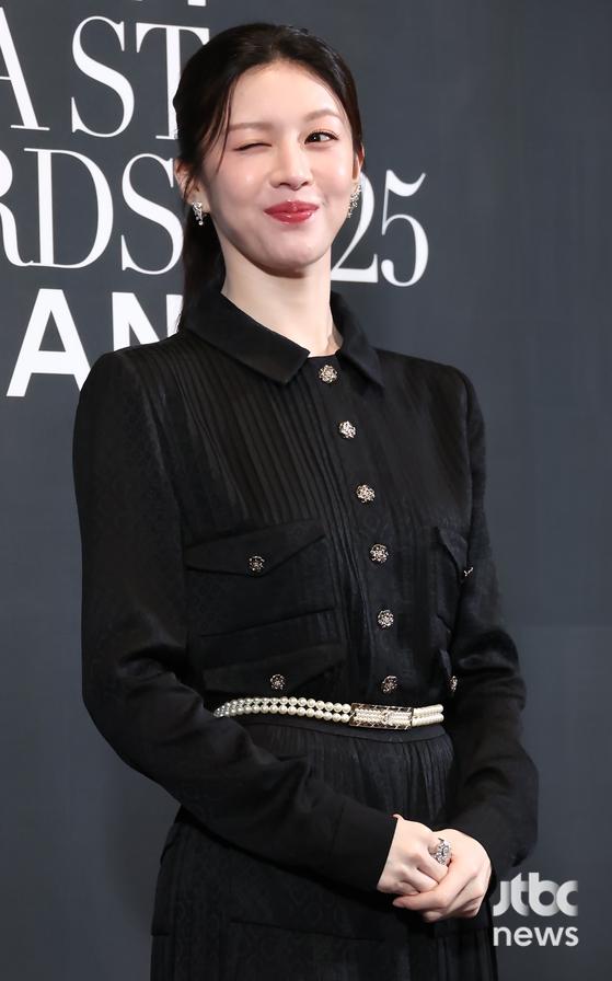 노란 수영복에 섹시한 몸매 어필하는 존예 처자