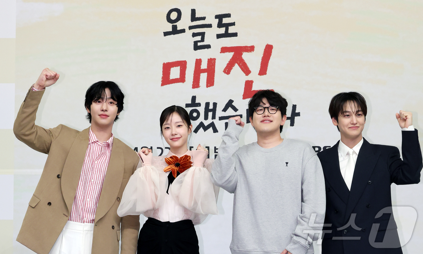 노란 수영복에 섹시한 몸매 어필하는 존예 처자