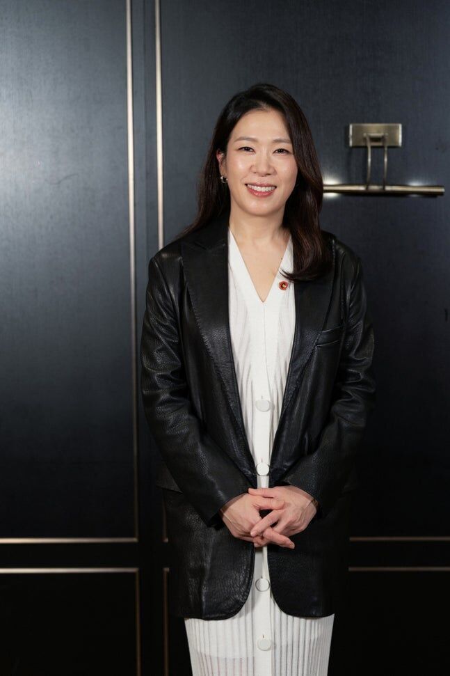 노란 수영복에 섹시한 몸매 어필하는 존예 처자