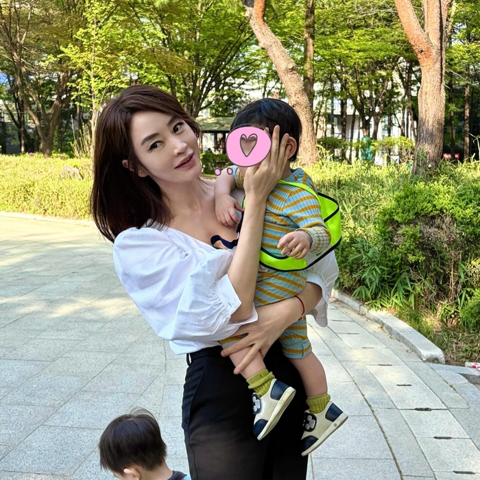 노란 수영복에 섹시한 몸매 어필하는 존예 처자