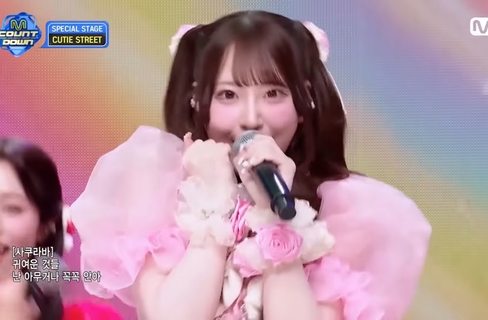 노란 수영복에 섹시한 몸매 어필하는 존예 처자