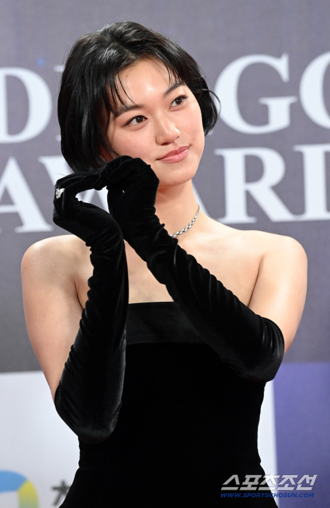 노란 수영복에 섹시한 몸매 어필하는 존예 처자