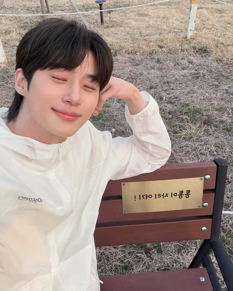 노란 수영복에 섹시한 몸매 어필하는 존예 처자