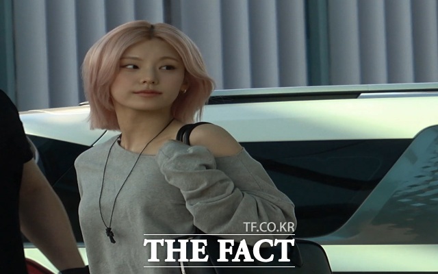 노란 수영복에 섹시한 몸매 어필하는 존예 처자