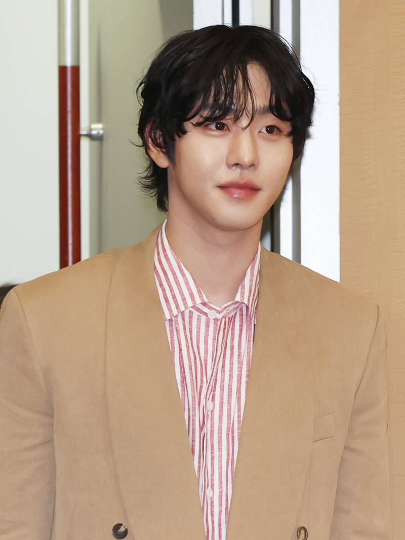 노란 수영복에 섹시한 몸매 어필하는 존예 처자