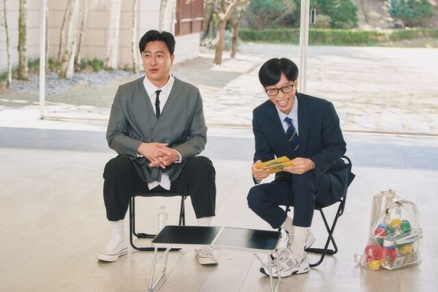 노란 수영복에 섹시한 몸매 어필하는 존예 처자