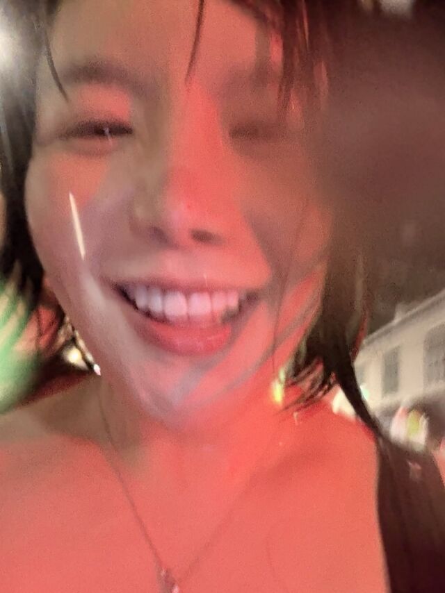 노란 수영복에 섹시한 몸매 어필하는 존예 처자