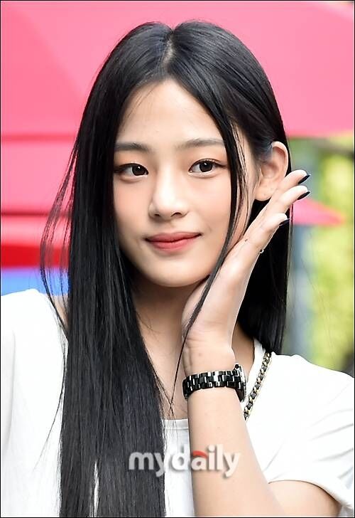 노란 수영복에 섹시한 몸매 어필하는 존예 처자