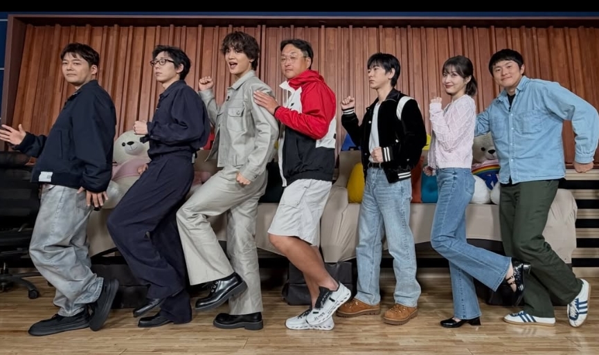 노란 수영복에 섹시한 몸매 어필하는 존예 처자