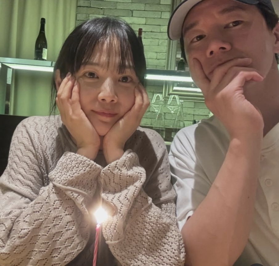 노란 수영복에 섹시한 몸매 어필하는 존예 처자