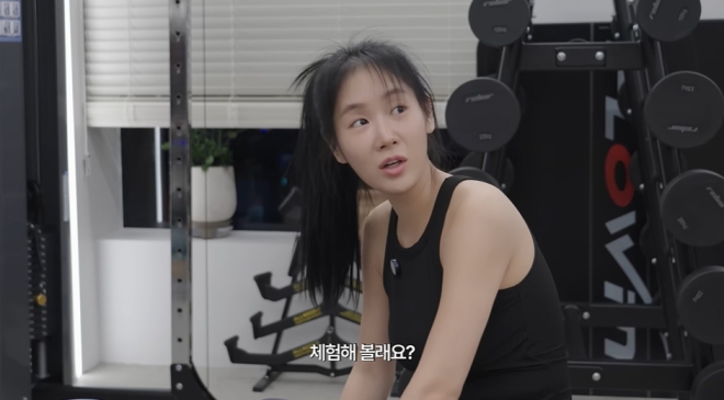 노란 수영복에 섹시한 몸매 어필하는 존예 처자